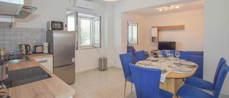 Apartment (A1) | Private kitchen | Fridge, microwave, oven, stovetop