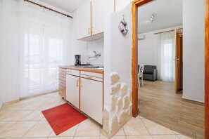 Refrigerador, microondas, placa de cocina, cafetera expreso