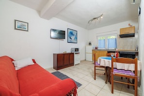 Apartment (A1) | Private kitchen | Fridge, microwave, oven, stovetop - Apartments Stefica (Lopar)