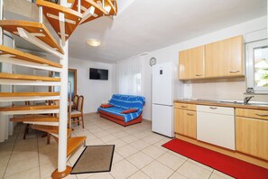 Apartamento (A4) | Cozinha privada | Geladeira, micro-ondas, fogão, cooktop