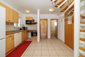Apartamento (A4) | Cozinha privada | Geladeira, micro-ondas, fogão, cooktop