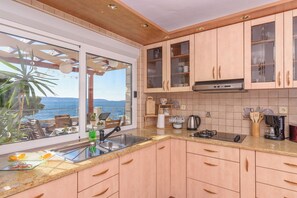 Apartment (A1) | Private kitchen - Apartment Helli (Okrug)