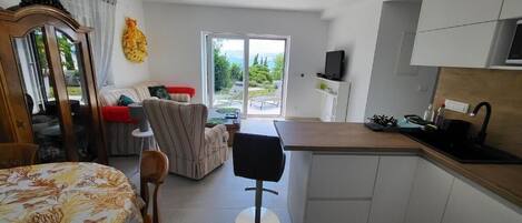 Apartment (A1) | Private kitchen | Fridge, microwave, oven, stovetop