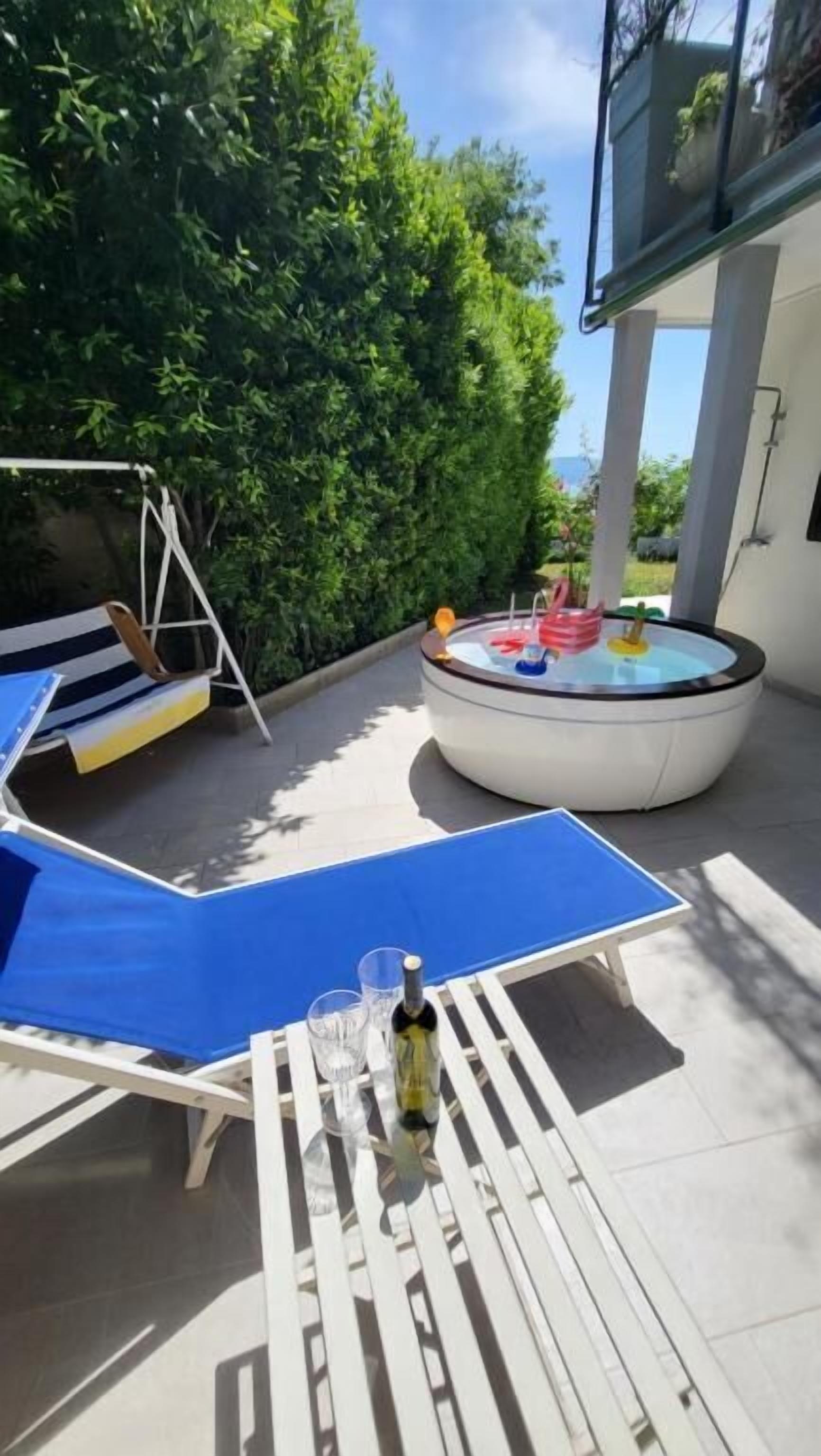 Apartment (A1) | Outdoor spa tub