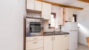 Nhà | Bếp riêng | Tủ lạnh, lò nướng, bếp nấu, dụng cụ nấu nướng/bát dĩa/dao nĩa 