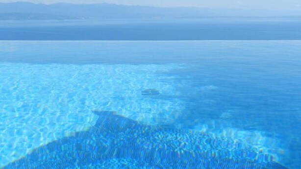 Blick auf einen Pool mit Horizont im Hintergrund.