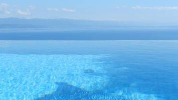Una piscina al aire libre, una piscina infinita