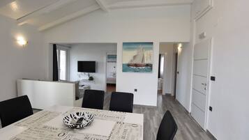 Leilighet (A2) | Eget kjøkken | Kjøleskap, ovn, kokeplater og espressomaskin