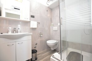 Appartement (A2) | Badkamer | Een douche
