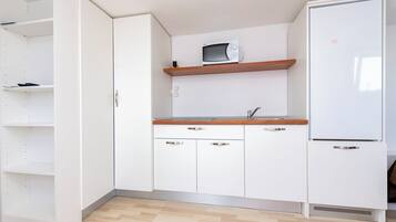 Estudio (A5) | Cocina privada | Máquina de café espresso, frigorífico, microondas y placa de cocina
