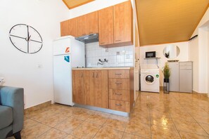 Fridge, microwave, stovetop, espresso maker - Apartments Emmeline (Tisno)