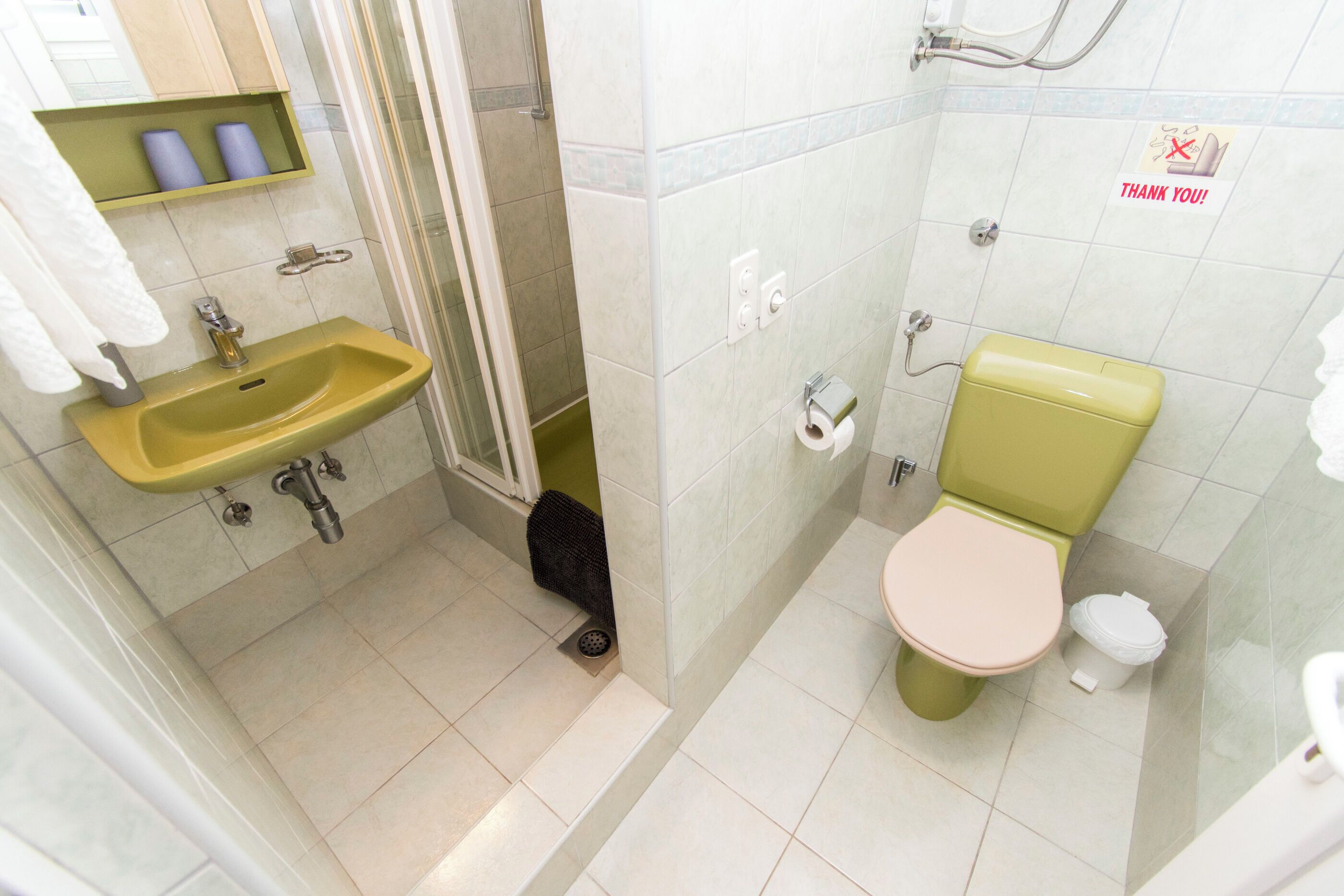 Ein Badezimmer mit Waschbecken, Toilette und Dusche.