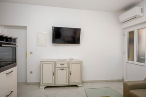 Refrigerador, horno, placa de cocina, tetera/pava eléctrica