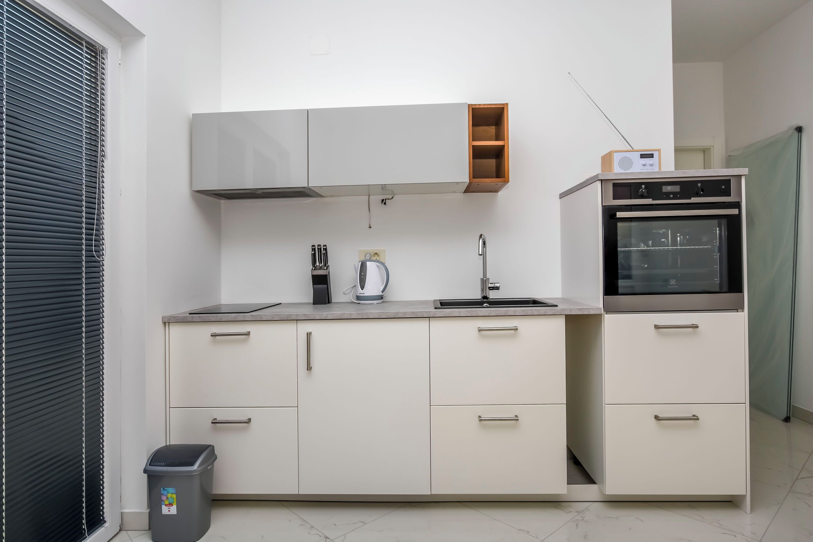 Refrigerador, horno, placa de cocina, tetera/pava eléctrica