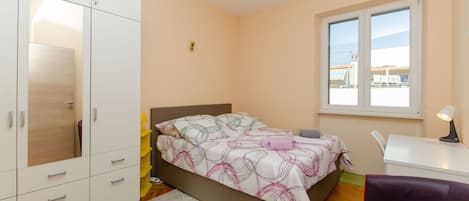 Iron/ironing board, free WiFi