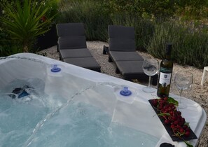 Outdoor spa tub - House Toni (Postira)