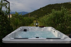 Outdoor spa tub - House Toni (Postira)