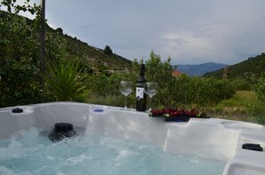 Outdoor spa tub - House Toni (Postira)