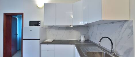 Appartement (A1) | Cuisine privée | Réfrigérateur, four à micro-ondes, surface de cuisson