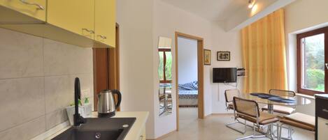 อพาร์ทเมนท์ (A2) | ครัวส่วนตัว | ตู้เย็น, ไมโครเวฟ, เตาประกอบอาหาร, เครื่องชงกาแฟเอสเปรสโซ