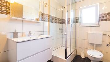 Appartamento (A1) | Bagno | Doccia, asciugamani