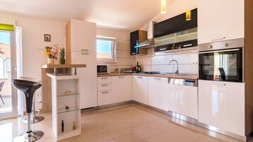 Apartment (A1) | Private kitchen | Fridge, microwave, oven, stovetop