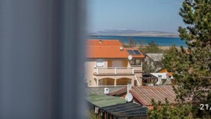 Ein Küstenwohngebiet mit Meerblick.