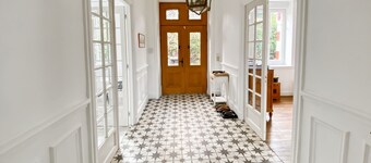 Renovated family home 14 sleeps 10 min from beaches, parking and wifi