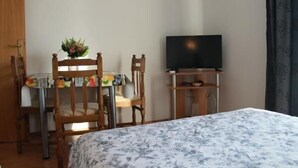 Studio (A2) | Private kitchen - Apartments Radmila (Sibenik)
