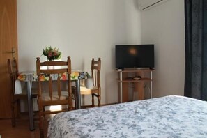 Studio (A2) | Bếp riêng | Tủ lạnh, bếp nấu, ấm điện, dụng cụ nấu nướng/bát dĩa/dao nĩa 