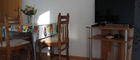 Studio (A2) | Eigene Küche | Kühlschrank, Herdplatte, Wasserkocher, Kochgeschirr/Geschirr/Besteck