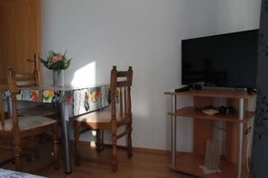 Studio (A2) | Bếp riêng | Tủ lạnh, bếp nấu, ấm điện, dụng cụ nấu nướng/bát dĩa/dao nĩa 