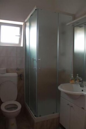 Studio (A2) | Bathroom | Shower, towels, soap, toilet paper - Apartments Radmila (Sibenik)