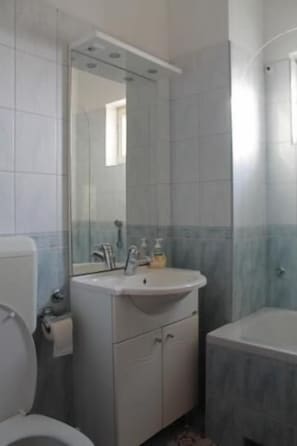Shower, towels, soap, toilet paper - Apartments Radmila (Sibenik)
