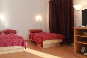 Studio (A1) | Private kitchen | Fridge, stovetop, electric kettle, cookware/dishes/utensils - Apartments Radmila (Sibenik)