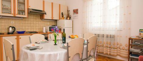 Căn hộ (A1) | Bếp riêng | Tủ lạnh, lò vi sóng, lò nướng, bếp nấu