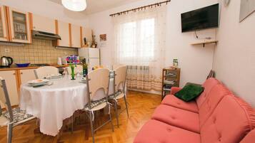 Apartment (A1) | Dining