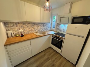 Apartment (A1) | Private kitchen | Fridge, microwave, oven, stovetop - Apartment Ela (Kostrena)