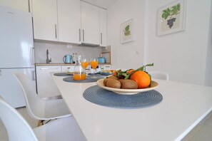 Casa | Cocina privada | Frigorífico, horno, placa de cocina y lavavajillas