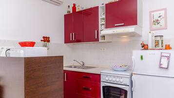 Apartment (A3) | Private kitchen | Fridge, oven, stovetop, electric kettle