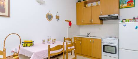 Apartment (A2) | Dining