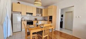 Apartment (A1) | Eigene Küche | Kühlschrank, Mikrowelle, Ofen, Herdplatte