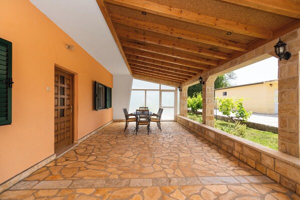 House | Outdoor dining - House Runaway Cottage (Unesic)