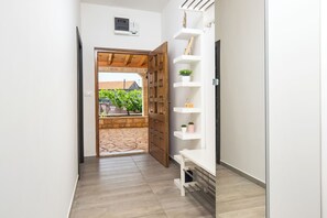 House | Hallway - House Runaway Cottage (Unesic)