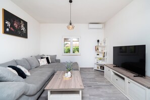 House | Living room - House Runaway Cottage (Unesic)