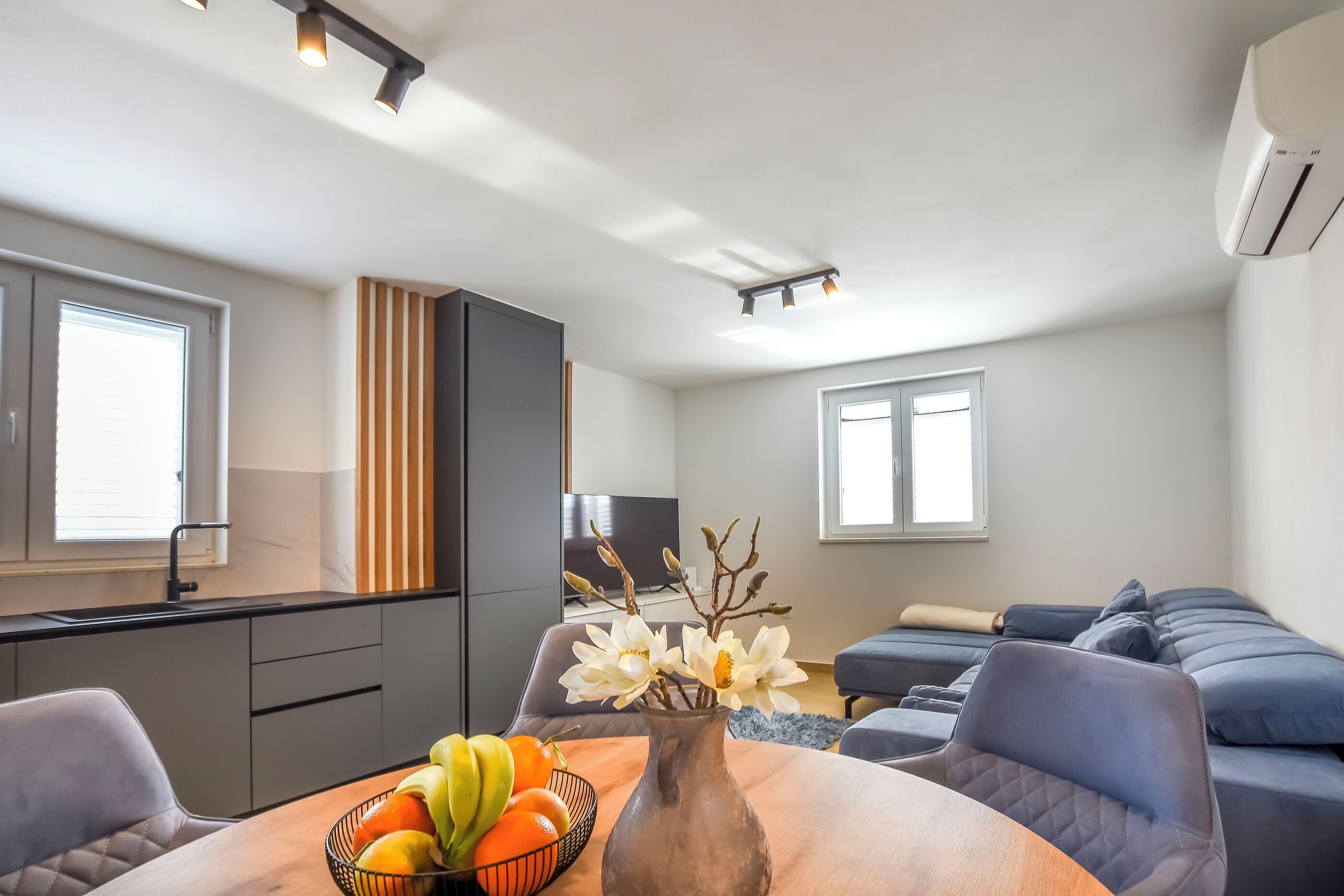 Talo | Yksityinen keittiö | Jääkaappi, uuni, liesi, astianpesukone