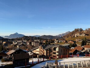 A mountain town with a mix of traditional and modern buildings, a clear sky, and snow on the ground. - Cozy 3-room apartment near slopes with parking (Les Carroz d'Arâches)