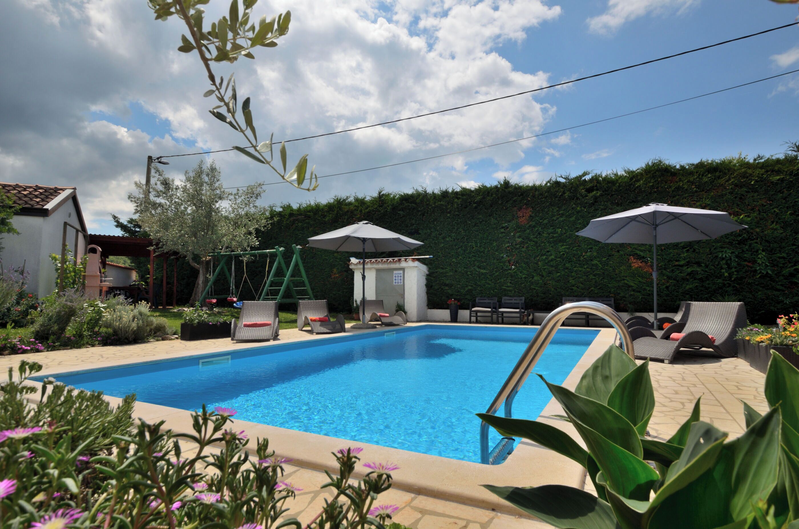 Una piscina al aire libre