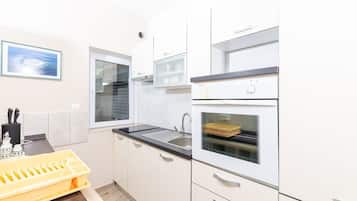 Huoneisto (A3) | Yksityinen keittiö | Jääkaappi, uuni, liesi, astianpesukone