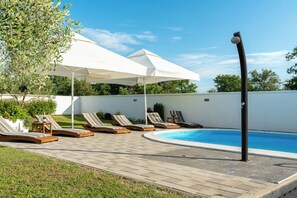 Outdoor pool - House Leonardo (Galovac)